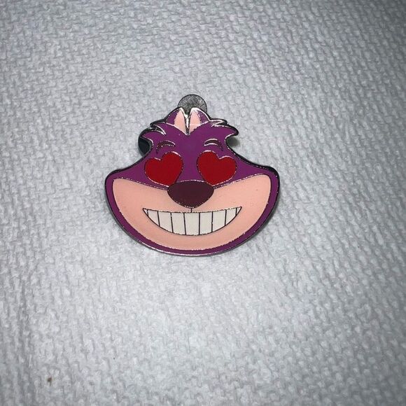 Disney 2015 Emoji Blitz Cheshire Cat Heart Eyes Alice in Wonderland Pin - Picture 1 of 5